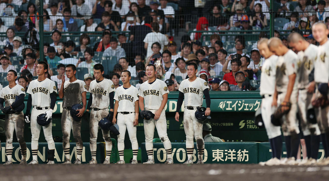 神村学園対大社　神村学園に敗れ、悔しそうに整列する馬庭（右から2人目）ら大社ナイン（撮影・前田充）