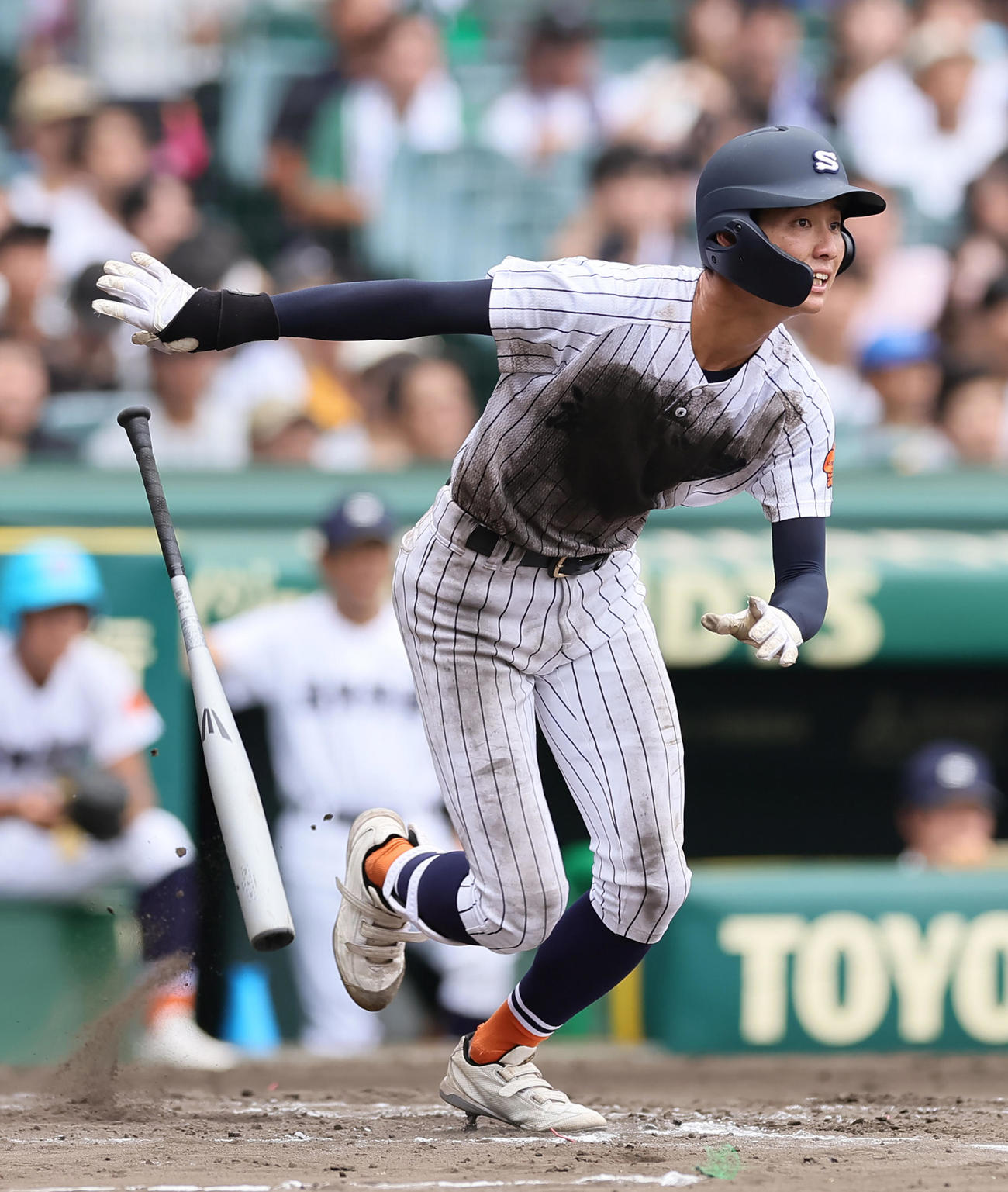 滋賀学園対青森山田　8回表滋賀学園1死、岩井は右前打を放つ（撮影・足立雅史）