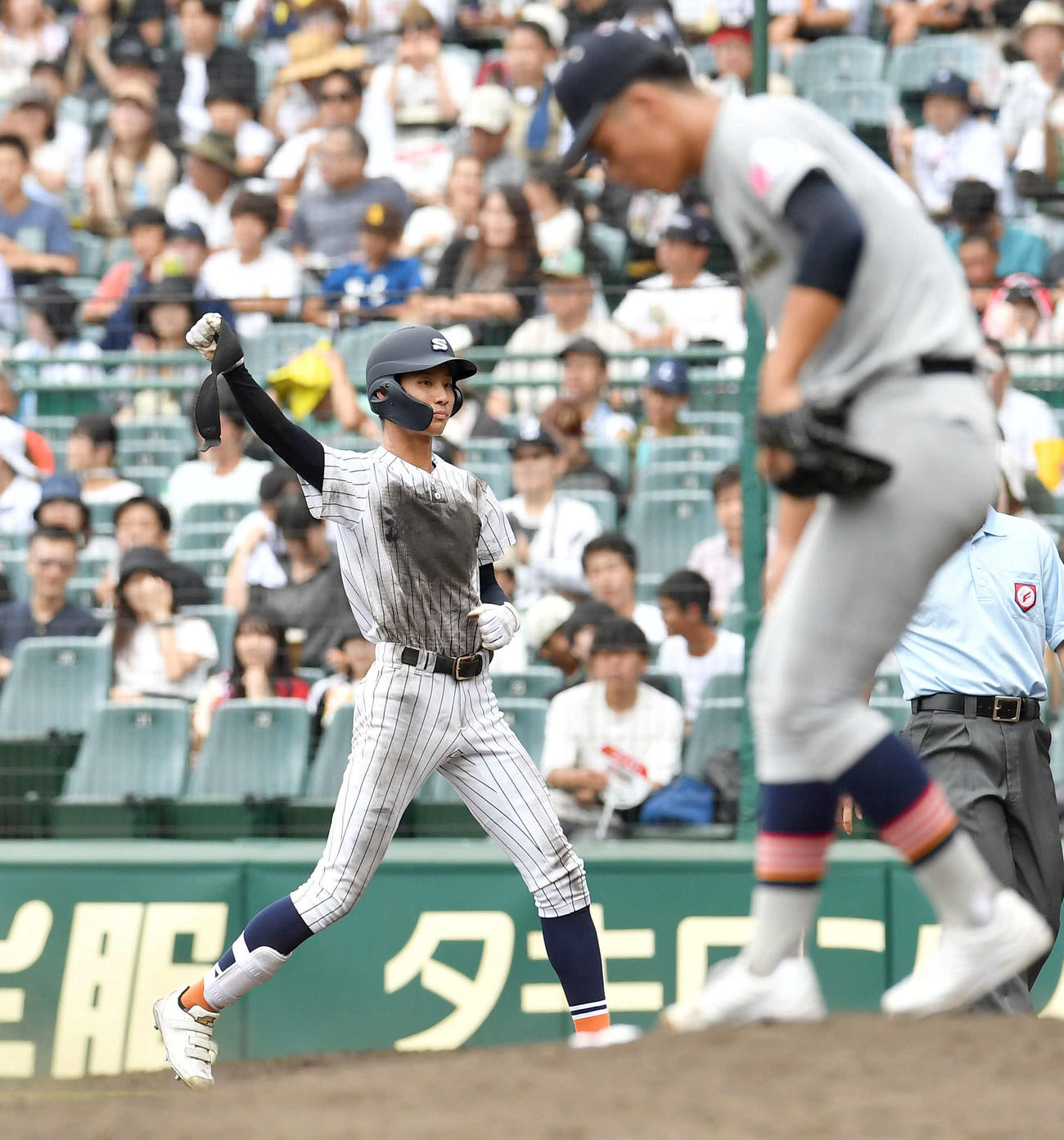 滋賀学園対青森山田　8回表滋賀学園1死、右前打で出塁し、ベンチに向かってガッツポーズする岩井（撮影・岩下翔太）