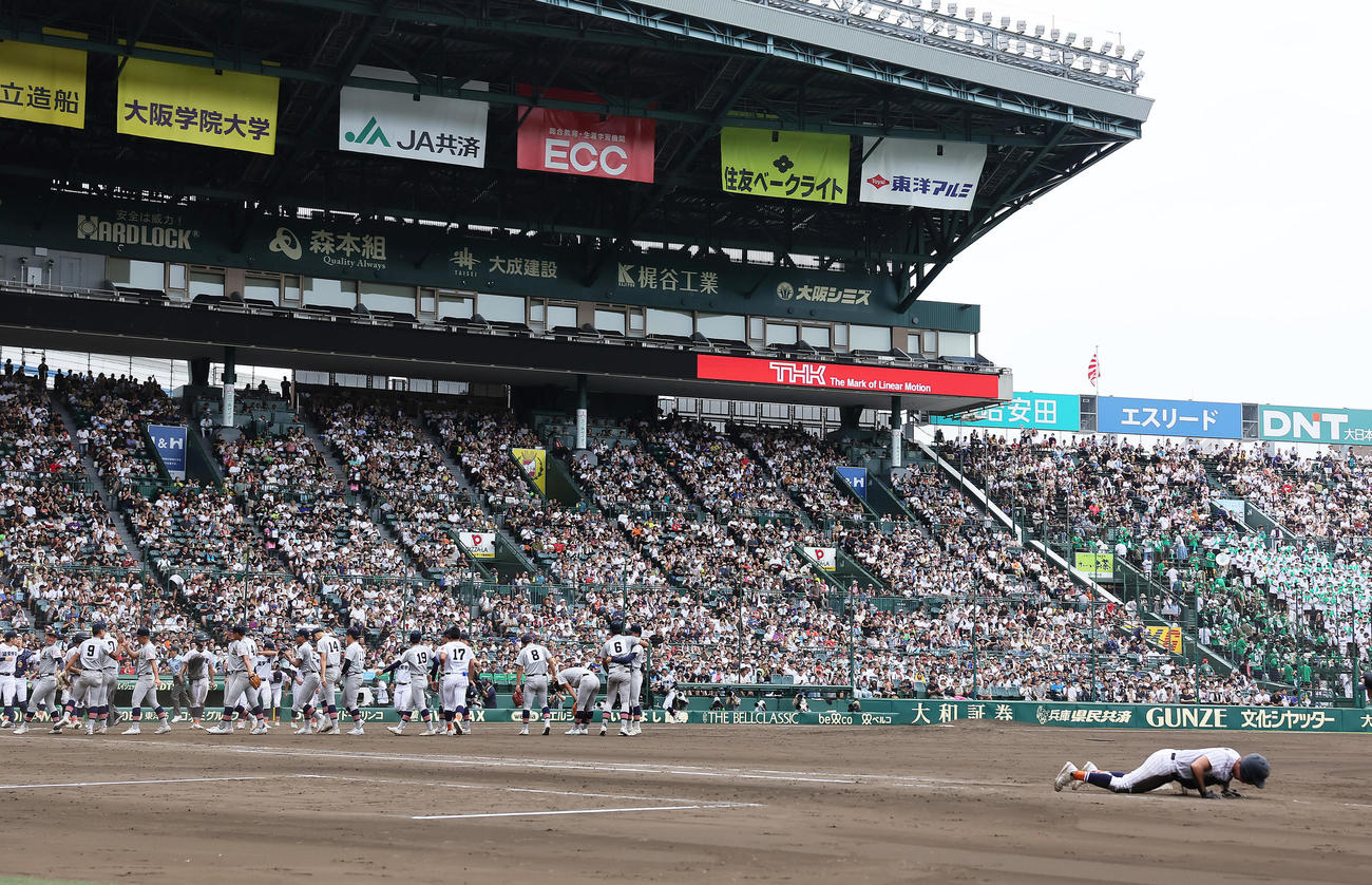 滋賀学園対青森山田　9回表滋賀学園2死二塁、杉本（手前）は遊ゴロで試合に敗れ倒れ込む（撮影・足立雅史）