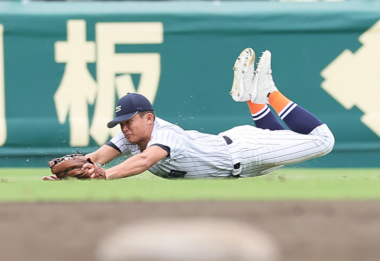 滋賀学園対青森山田　4回裏青森山田無死、佐藤隆の打球を好捕する左翼手仲田（撮影・足立雅史）