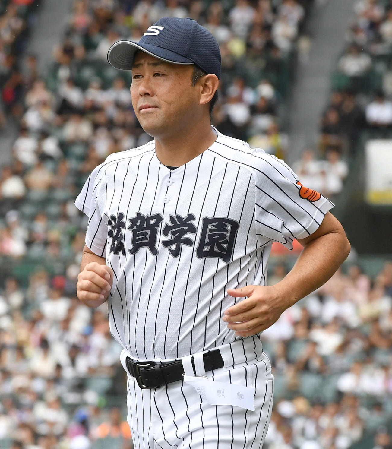 滋賀学園対青森山田　青森山田に敗れ、悔しそうな表情で応援団のもとへ向かう滋賀学園・山口監督（撮影・岩下翔太）