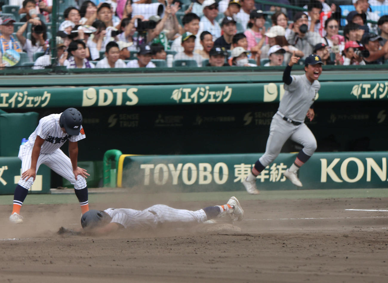 滋賀学園対青森山田　9回表滋賀学園2死二塁、遊ゴロで試合に敗れ倒れ込む杉本（中央）
