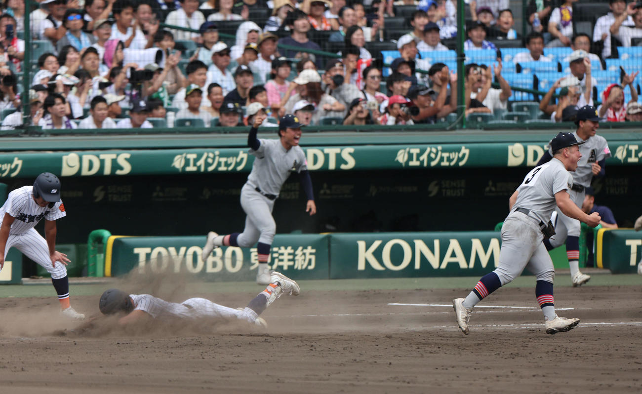 滋賀学園対青森山田　9回表滋賀学園2死二塁、遊ゴロで試合に敗れ倒れ込む杉本（左手前）と勝利に喜ぶ一塁手原田（右手前）ら青森山田の選手たち