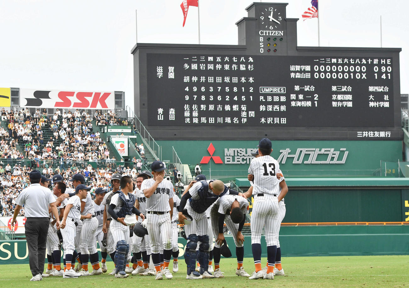 滋賀学園対青森山田　青森山田に敗れ、泣き崩れる滋賀学園ナイン（撮影・岩下翔太）