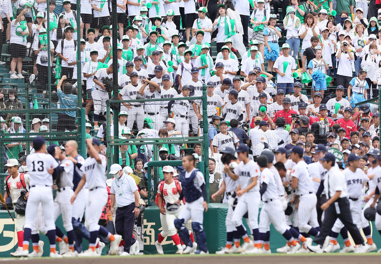 滋賀学園対青森山田　青森山田に敗れ、がっくりとする滋賀学園の応援団（撮影・足立雅史）