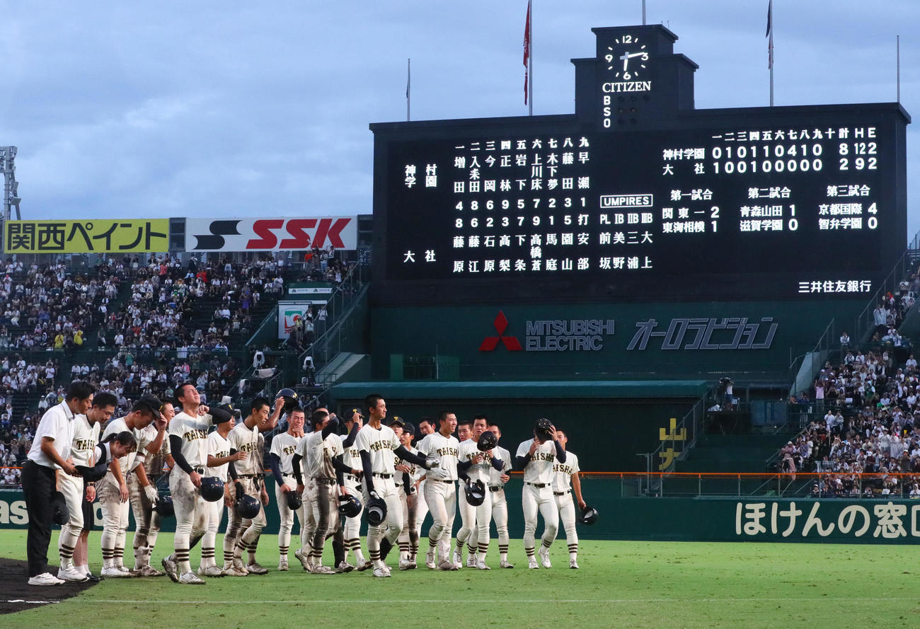 神村学園対大社　アルプスの応援団にあいさつをする大社の選手たち（撮影・上山淳一）