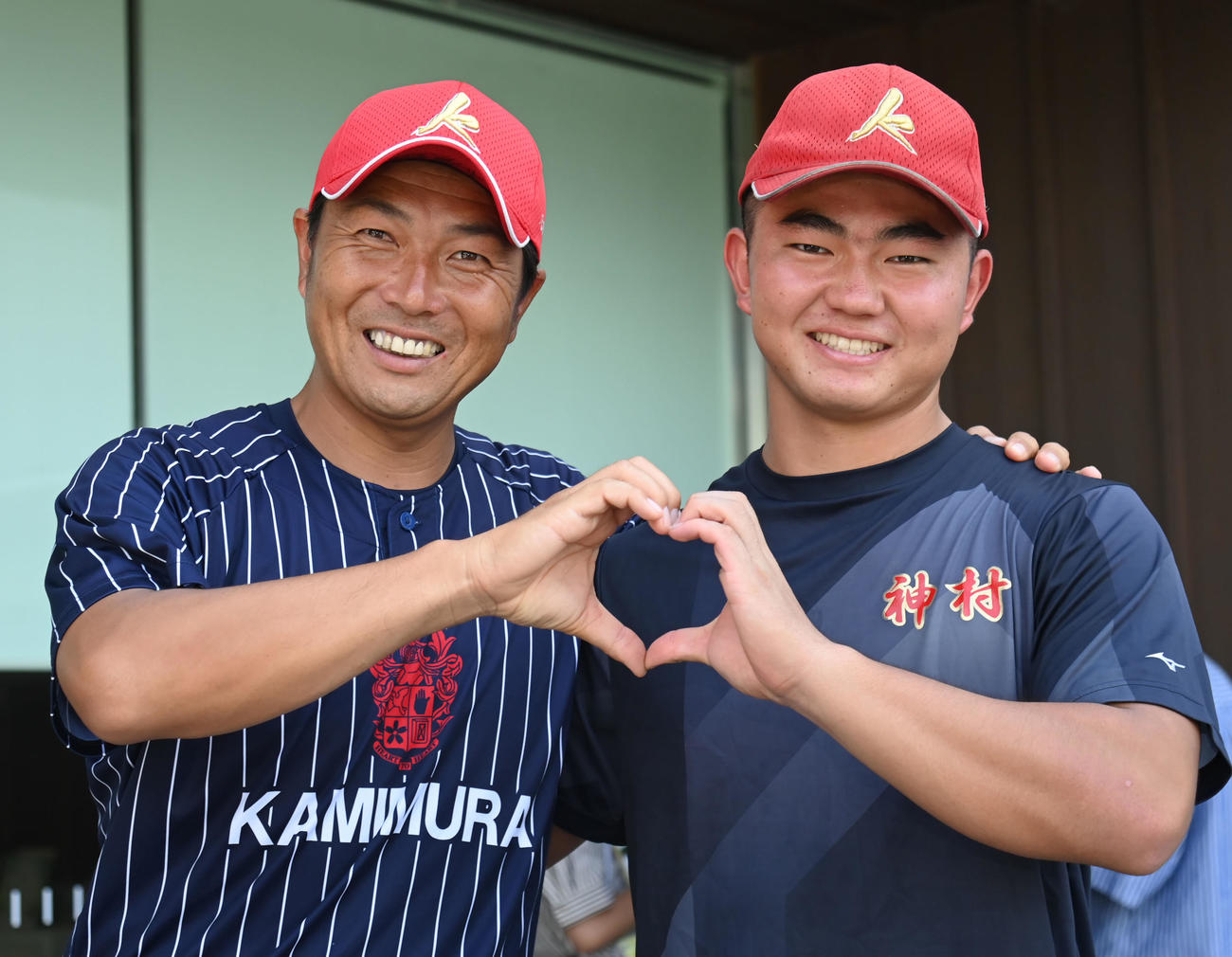 笑顔でハートマークを作る神村学園・小田監督（左）と正林（撮影・石井愛子）