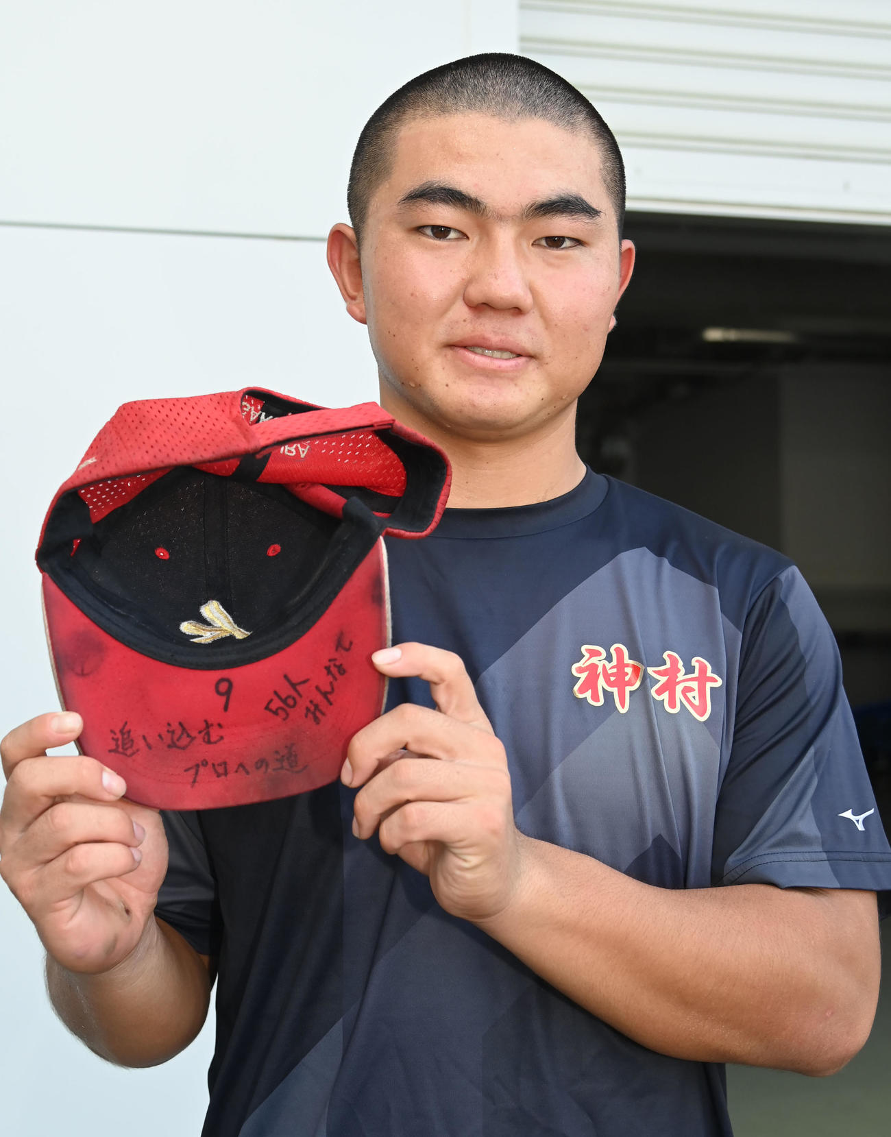 帽子のつば見せる神村学園・正林（撮影・石井愛子）