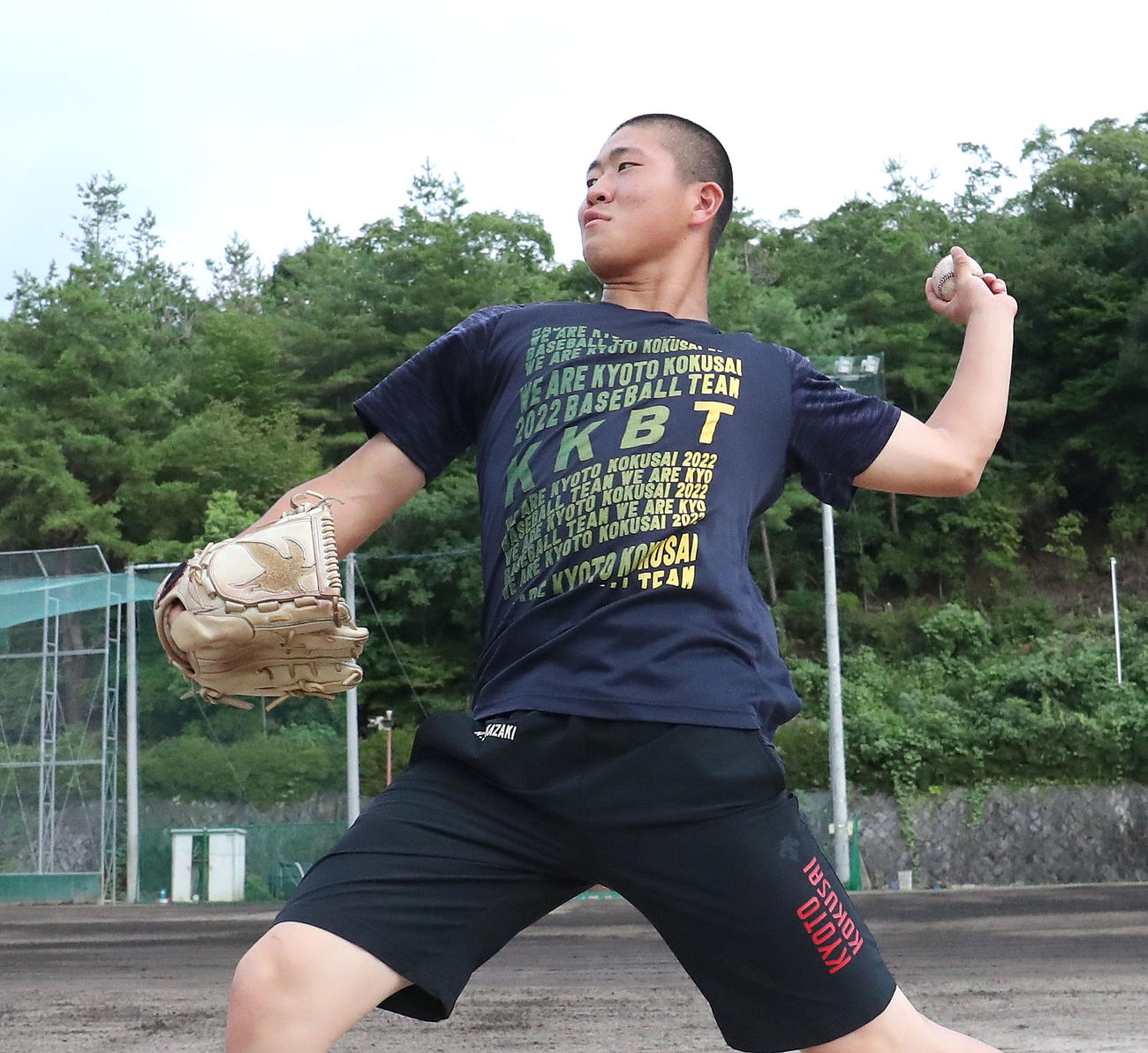 キャッチボールする京都国際・中崎（撮影・白石智彦）