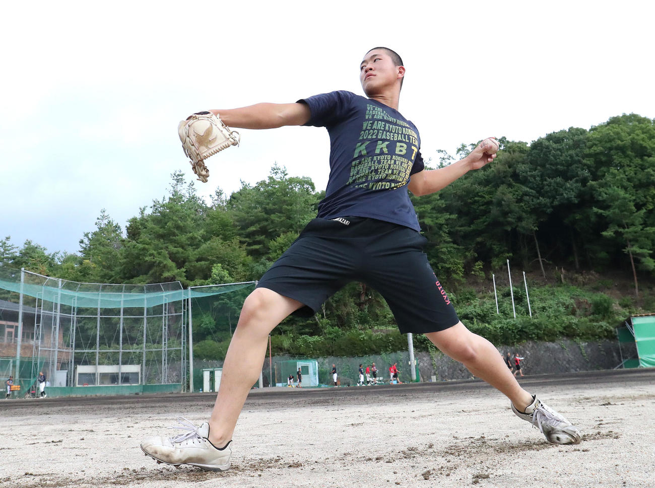 キャッチボールする京都国際・中崎（撮影・白石智彦）