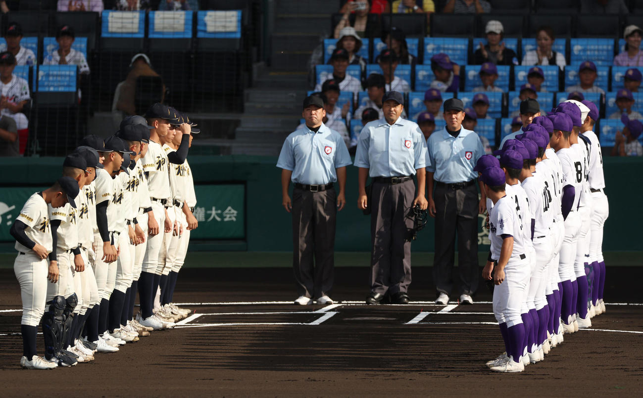 神村学園対関東第一　試合前、あいさつを交わす両校の選手たち（撮影・前田充）