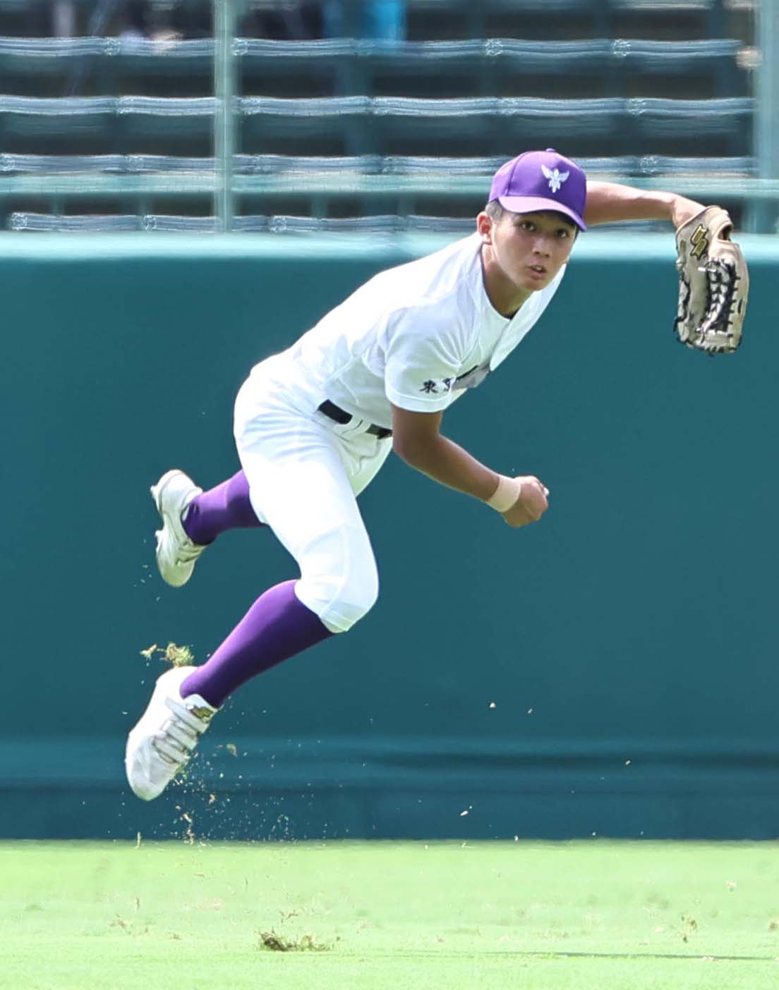神村学園対関東第一　9回表神村学園2死一、二塁、玉城功大の打球を本塁への好返球で二走岩下吏玖を刺す飛田優悟（撮影・上田博志）
