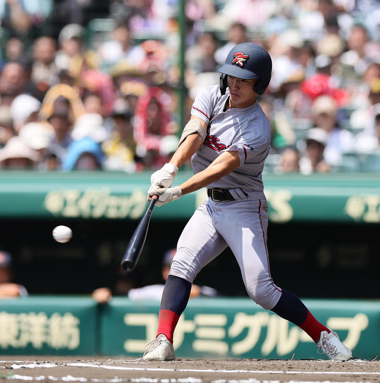 京都国際対青森山田　6回表京都国際1死満塁、長谷川は右前2点適時打を放つ（撮影・足立雅史）