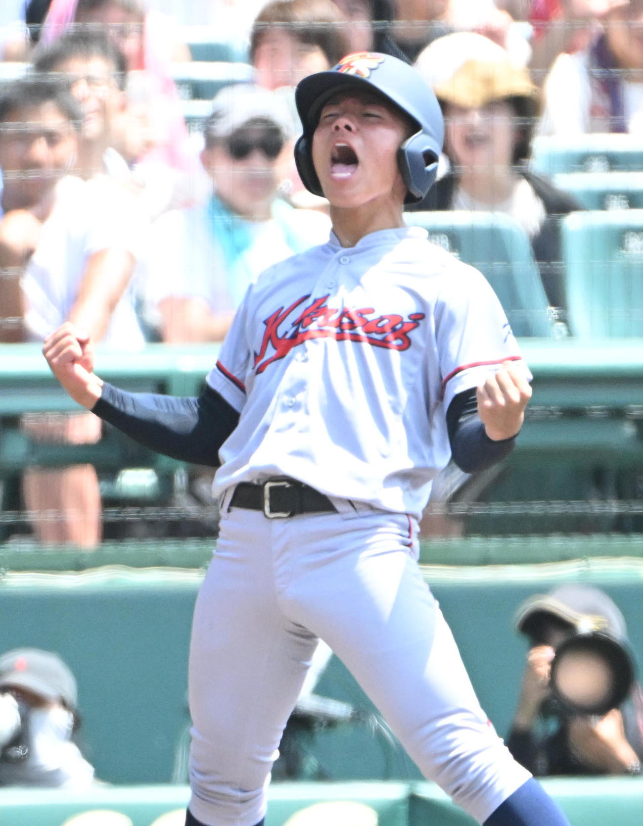 京都国際対青森山田　6回表京都国際一死満塁、長谷川颯は右適時打を放つ（撮影・石井愛子）