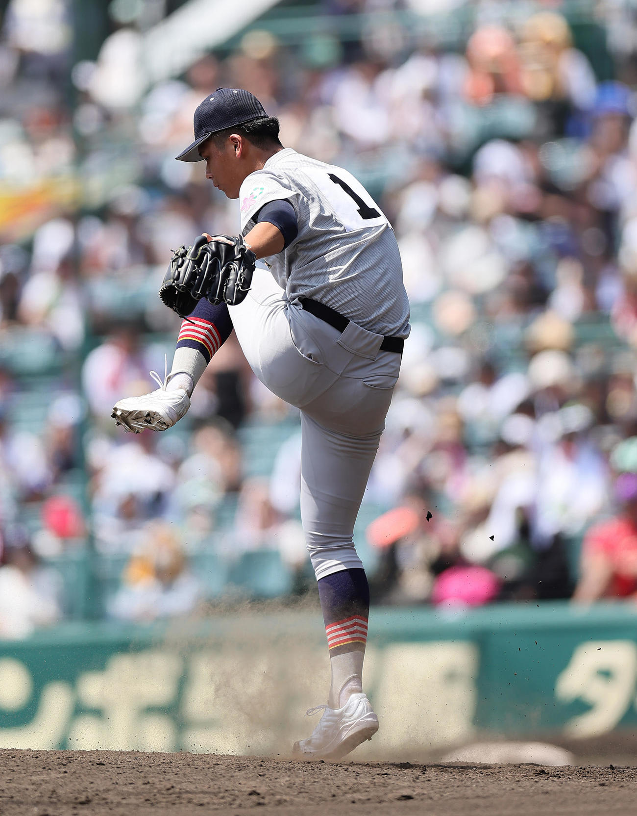 京都国際対青森山田　6回表京都国際1死、三谷に中前打を浴びた関（撮影・足立雅史）