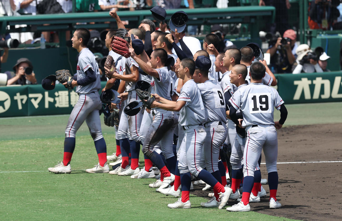 京都国際対青森山田　青森山田に勝利し、応援団に向かってガッツポーズする京都国際ナイン（撮影・前田充）