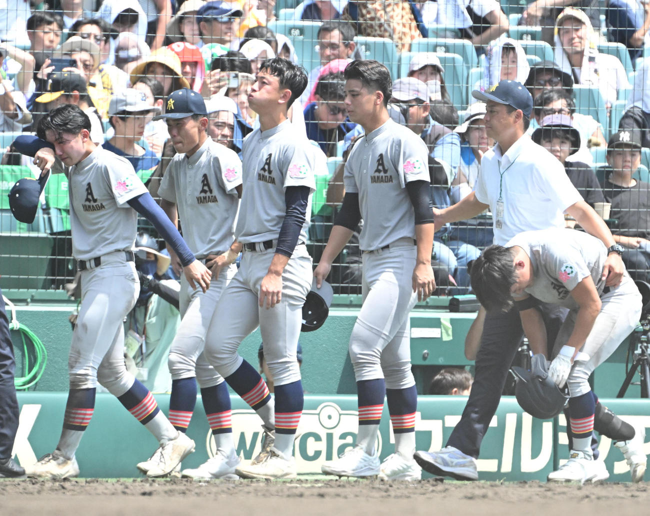 京都国際対青森山田　京都国際に負け肩を落とす青森山田ナイン（撮影・石井愛子）