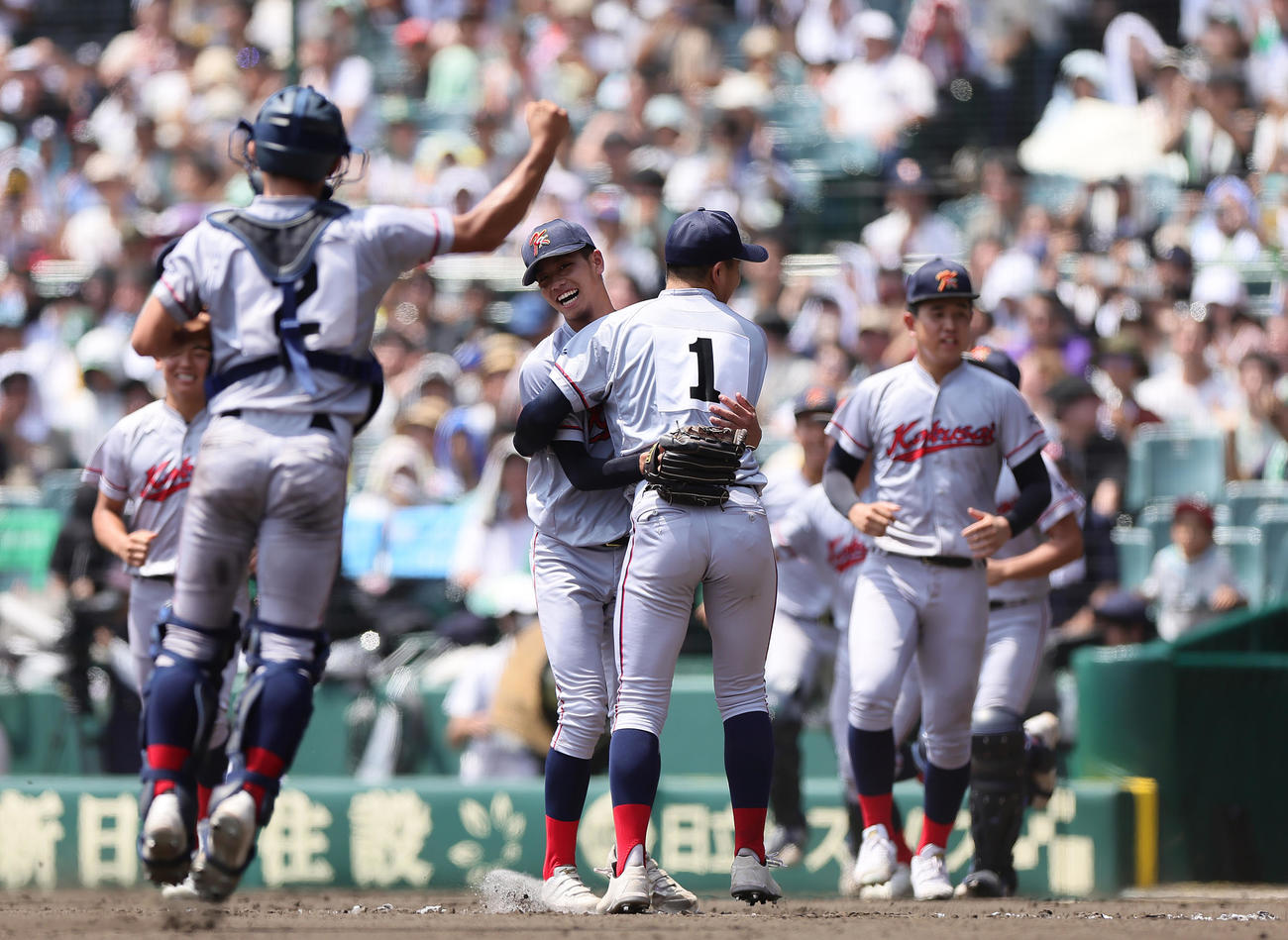 青森山田を破り、決勝進出を決めた京都国際・西村（中央左）は中崎と抱き合い喜ぶ（撮影・足立雅史）