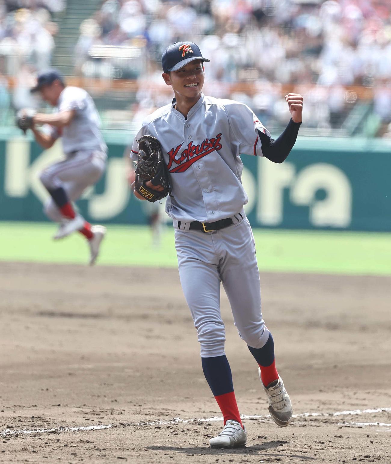 京都国際対青森山田　青森山田に勝利した京都国際・西村一毅は笑顔でガッツポーズをする（撮影・上田博志）