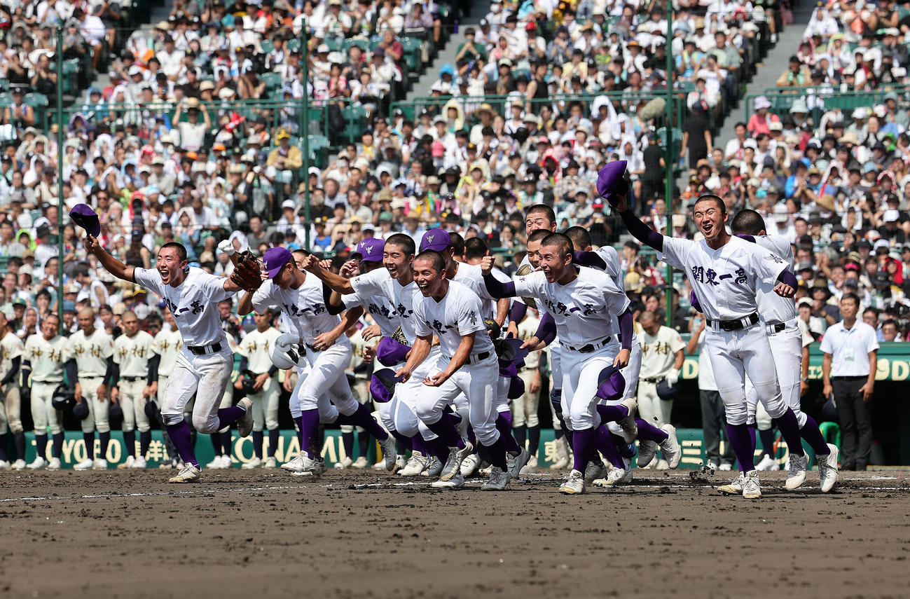 神村学園対関東第一　神村学園を破り決勝進出を決め喜ぶ関東第一（撮影・足立雅史）