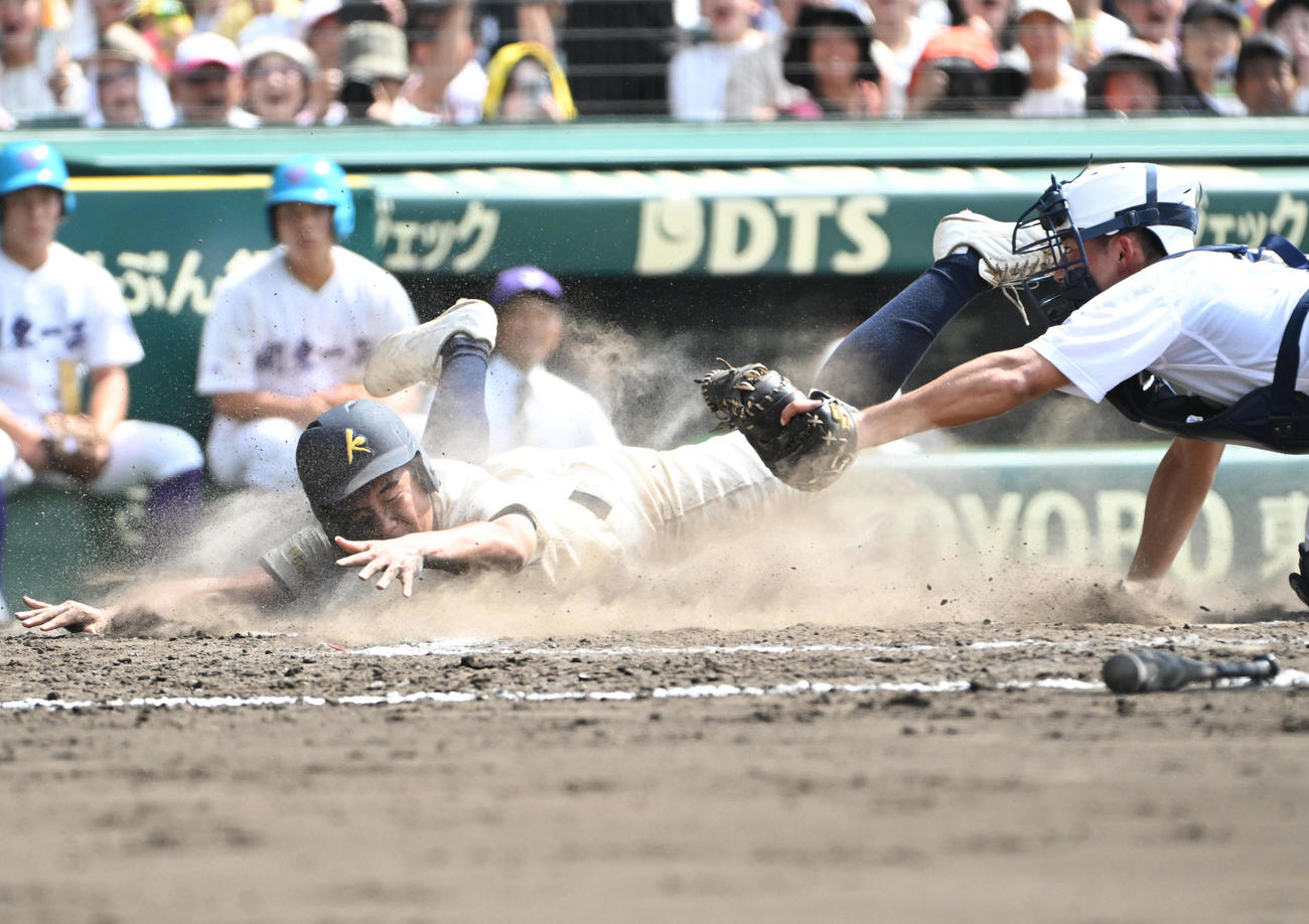 神村学園対関東第一　9回表神村学園2死一、二塁、玉城功大の中前打で本塁を狙うがタッチアウトになる岩下吏玖（撮影・石井愛子）