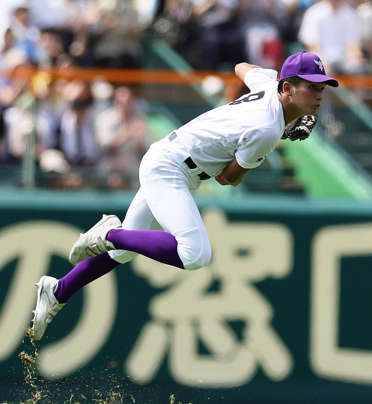 神村学園対関東第一　9回表神村学園2死一、二塁、玉城の中前打で本塁を狙った二塁走者岩下を好返球でアウトとする飛田（撮影・足立雅史）