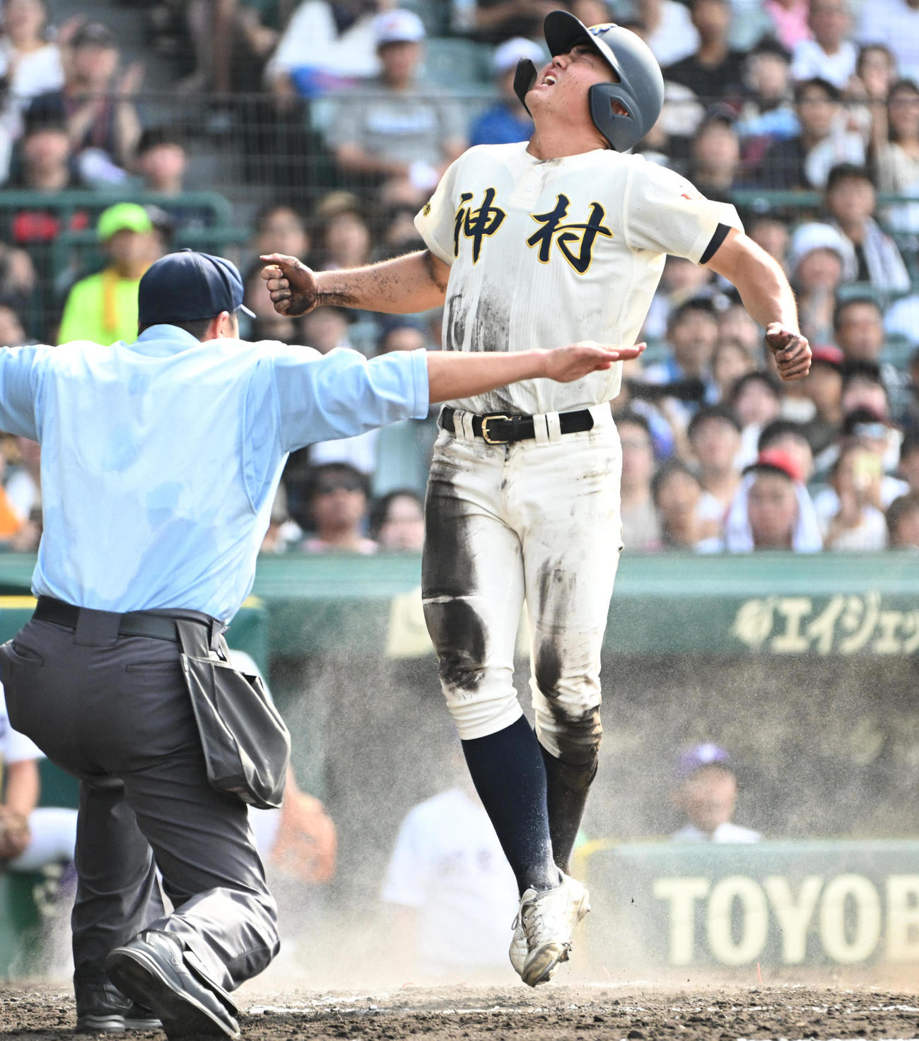 神村学園対関東第一　4回表神村学園2死二塁、上川床勇希の適時打で生還する正林輝大（撮影・石井愛子）