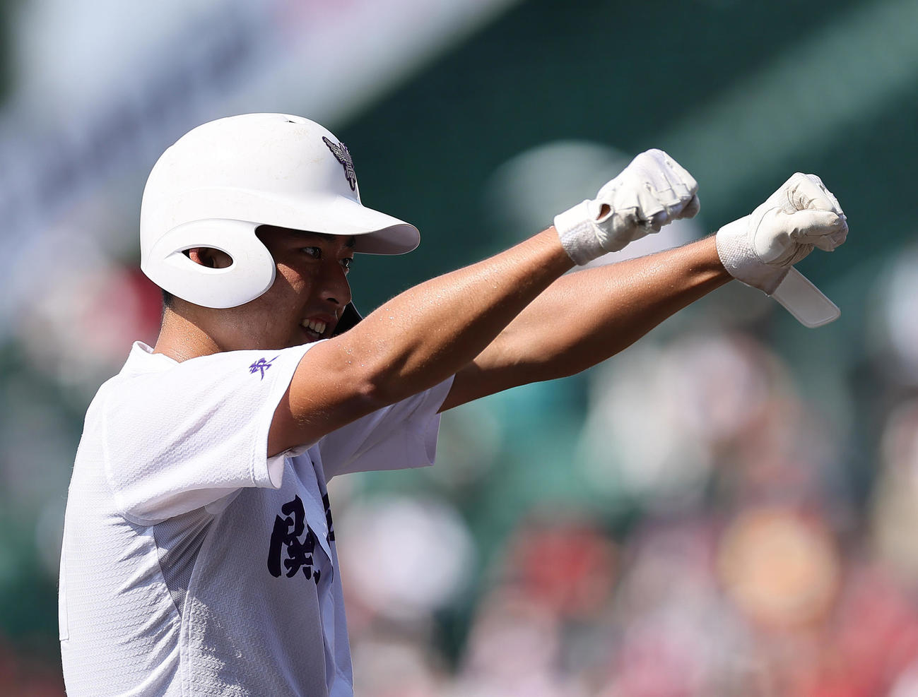 神村学園対関東第一　7回裏関東第一1死二塁、熊谷は右適時二塁打を放つ（撮影・足立雅史）