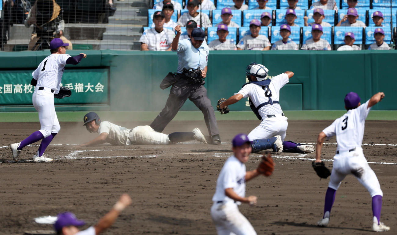 神村学園対関東第一　9回表神村学園2死一、二塁、代打玉城の中前打で二走岩下（左から2人目）が本塁を狙うもタッチアウトで試合終了となり、喜ぶ坂井（左端）ら関東第一の選手たち（撮影・前田充）