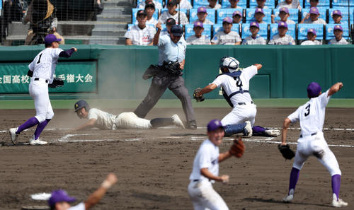 神村学園対関東第一　9回表神村学園2死一、二塁、代打玉城の中前打で二走岩下（左から2人目）が本塁を狙うもタッチアウトで試合終了となり、喜ぶ坂井（左端）ら関東第一の選手たち（撮影・前田充）