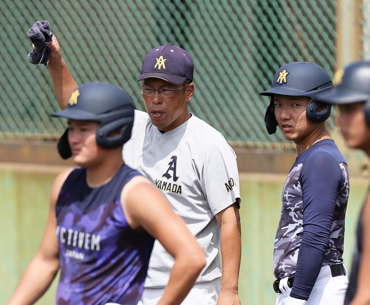 練習中、青森山田・橋場（右）に声をかける兜森監督（撮影・足立雅史）