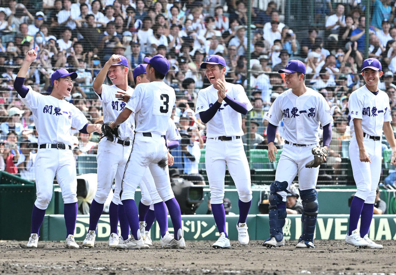 神村学園対関東第一　神村学園に勝利し喜ぶ関東第一ナイン（撮影・石井愛子）