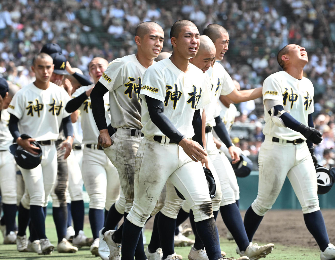 神村学園対関東第一　関東第一に負け肩を落とす神村学園ナイン（撮影・石井愛子）