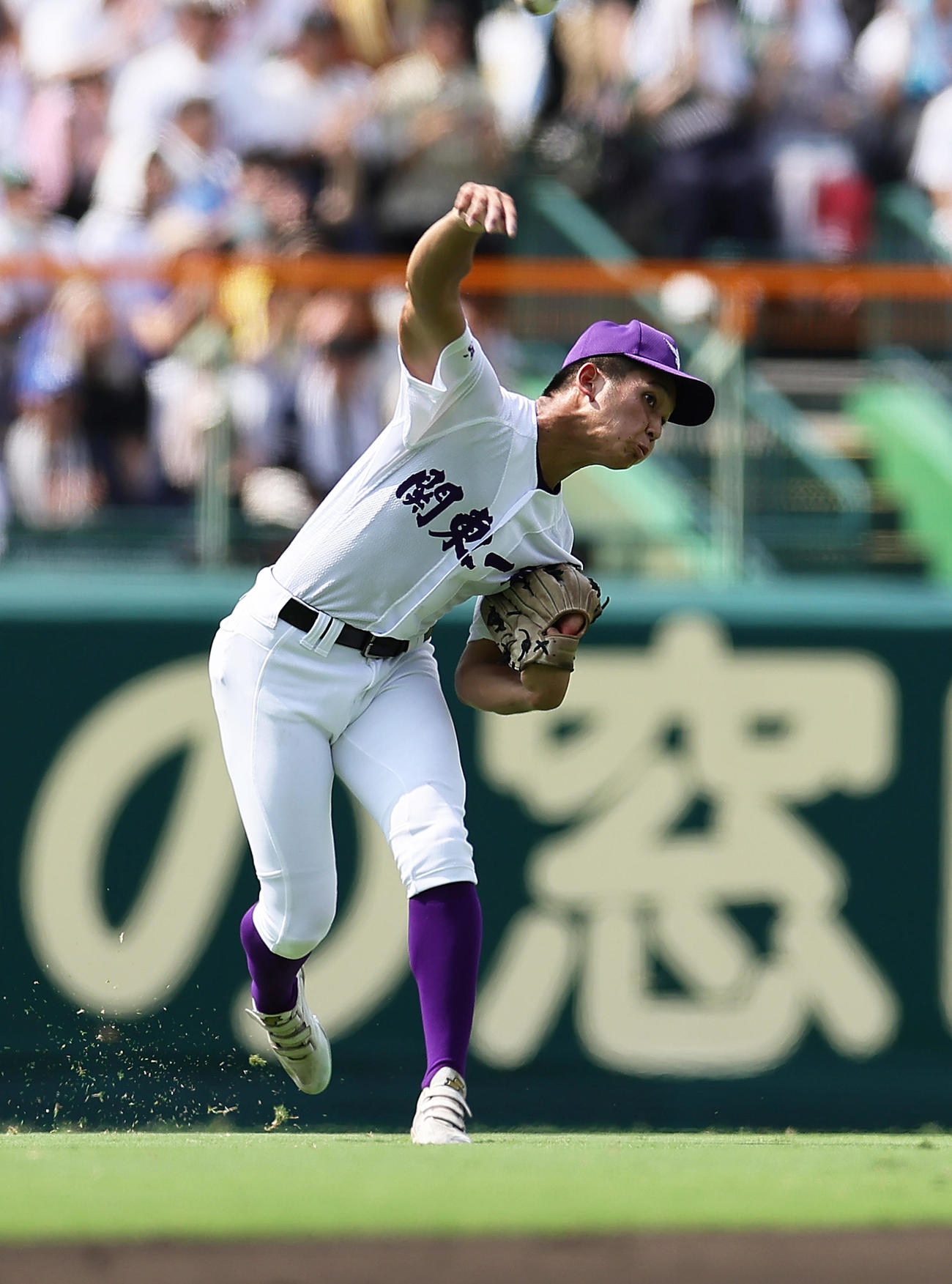 神村学園対関東第一　9回表神村学園2死一、二塁、玉城の中前打で本塁を狙った二塁走者岩下を好返球でアウトとする飛田（撮影・足立雅史）
