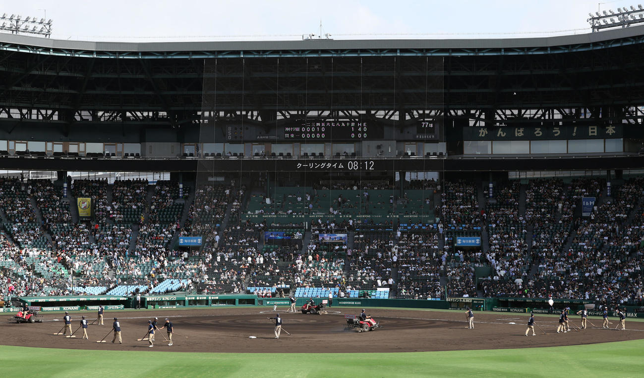 神村学園対関東第一　5回を終え、グラウンド整備を行う阪神園芸の職員ら（撮影・前田充）