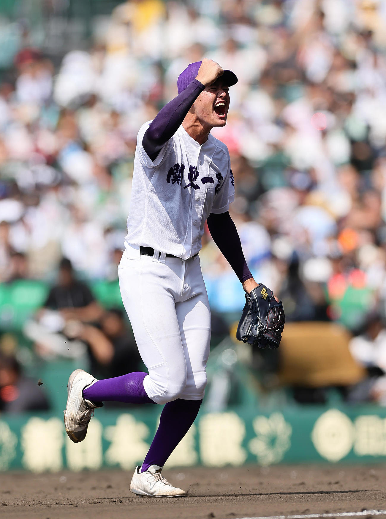 神村学園対関東第一　8回表神村学園2死一塁、今岡を空振り三振に仕留めガッツポーズする坂井（撮影・足立雅史）