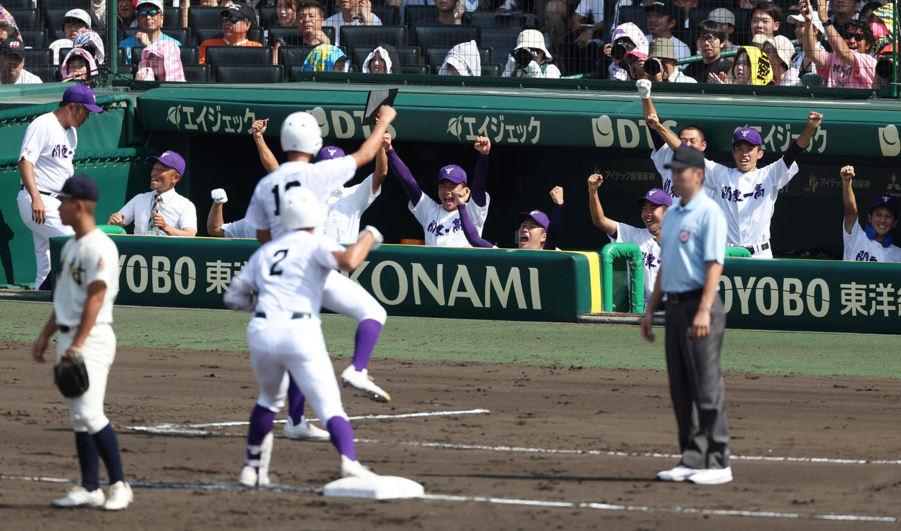 神村学園対関東第一　7回裏関東第一1死三塁、熊谷の適時二塁打を敵失で同点となり、ベンチで喜ぶ関東第一ナイン（撮影・前田充）