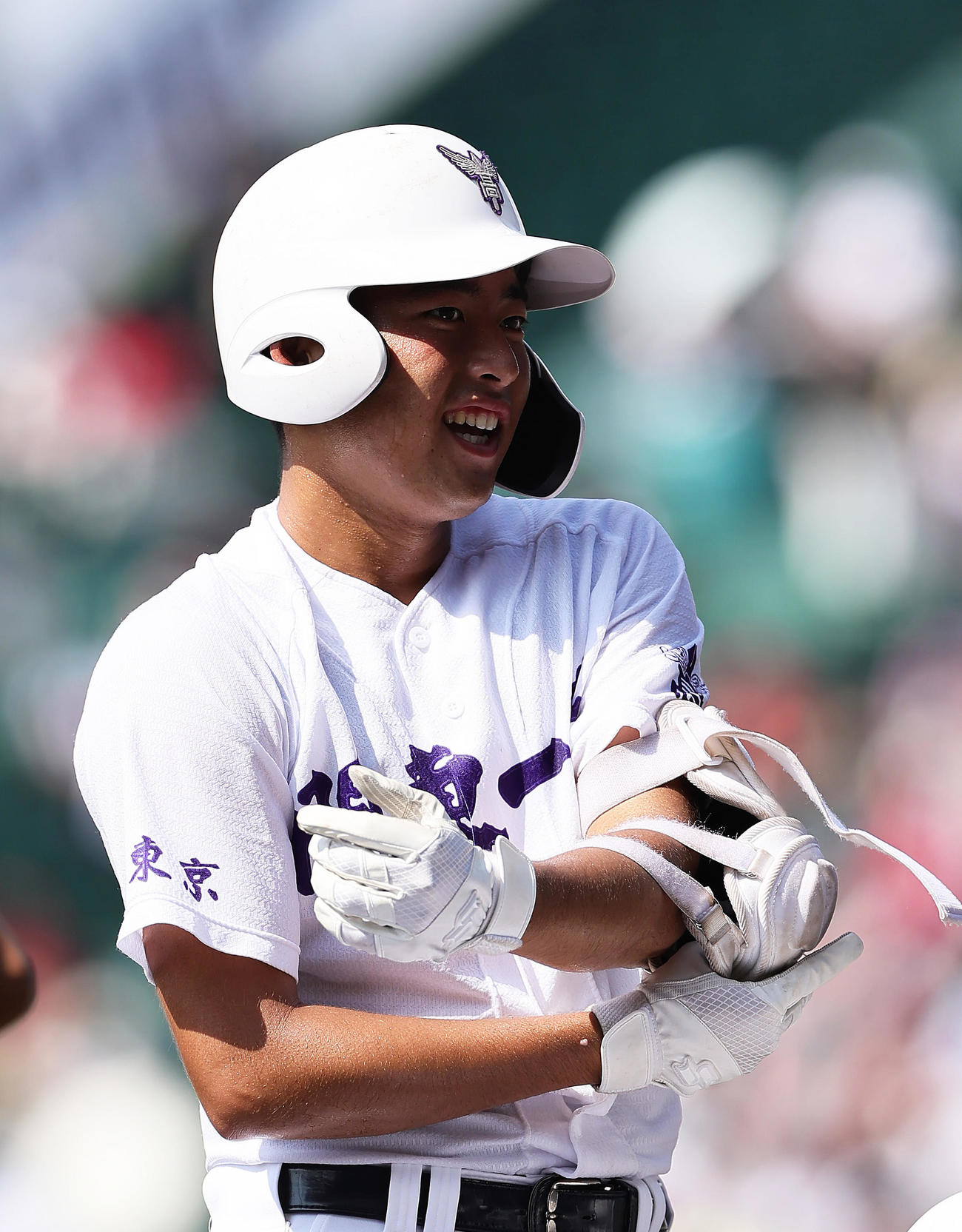 神村学園対関東第一　7回裏関東第一1死二塁、熊谷は右適時二塁打を放ち笑顔（撮影・足立雅史）