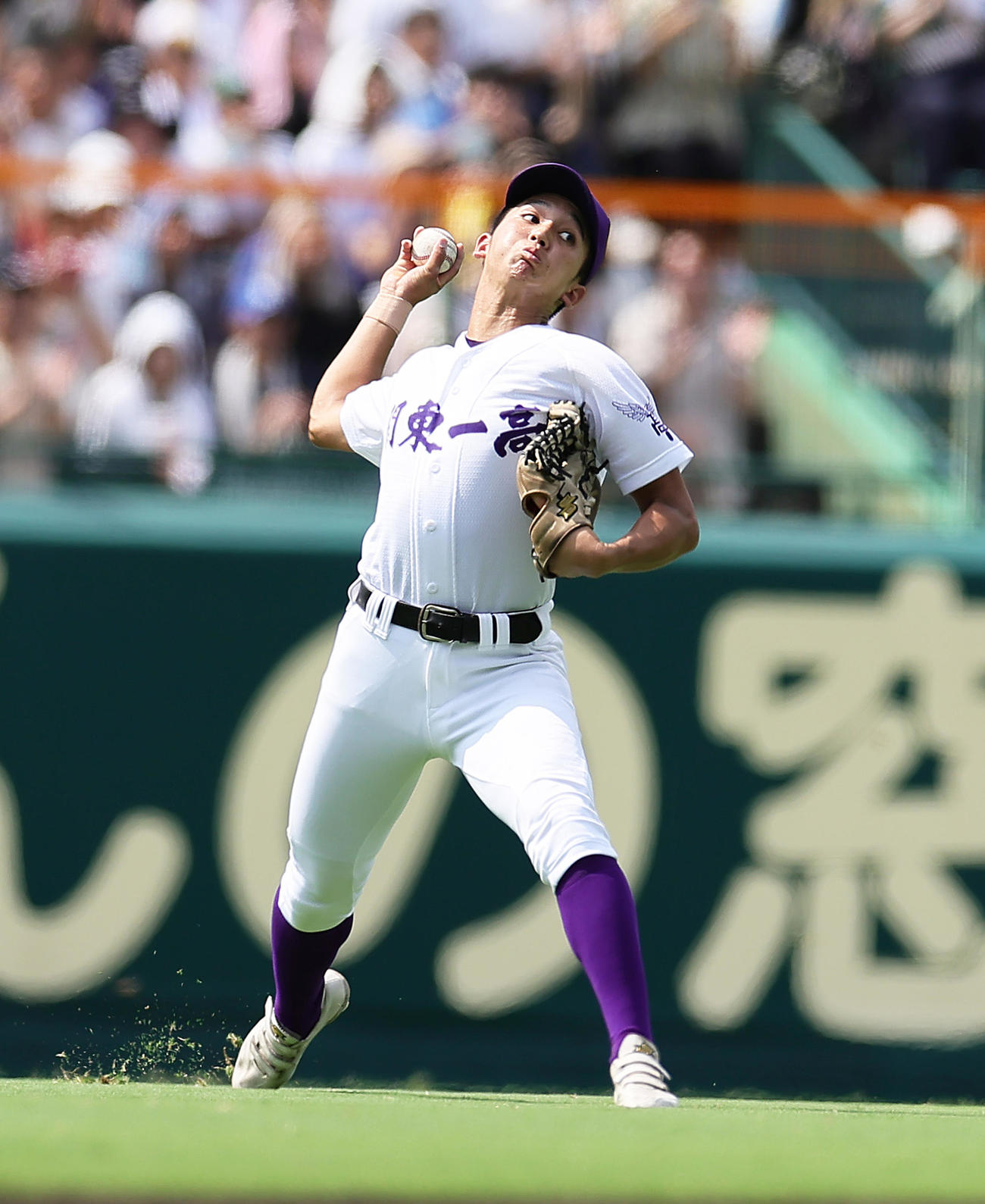 神村学園対関東第一　9回表神村学園2死一、二塁、玉城の中前打で本塁を狙った二塁走者岩下を好返球でアウトとする飛田（撮影・足立雅史）