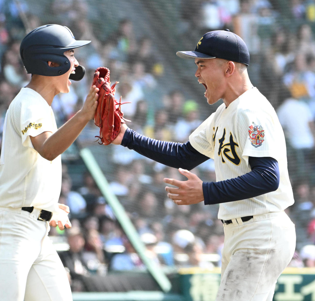 神村学園対関東第一　6回を無失点で抑えナインとハイタッチをする今村拓未（右）（撮影・石井愛子）