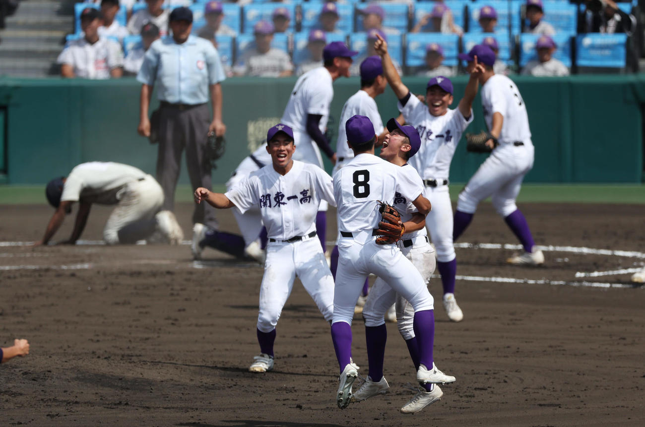 神村学園対関東第一　9回表神村学園2死一、二塁、代打玉城の中前打で二走岩下（左端）が本塁を狙うもタッチアウトで試合終了となり、喜ぶ関東第一の選手たち（撮影・前田充）