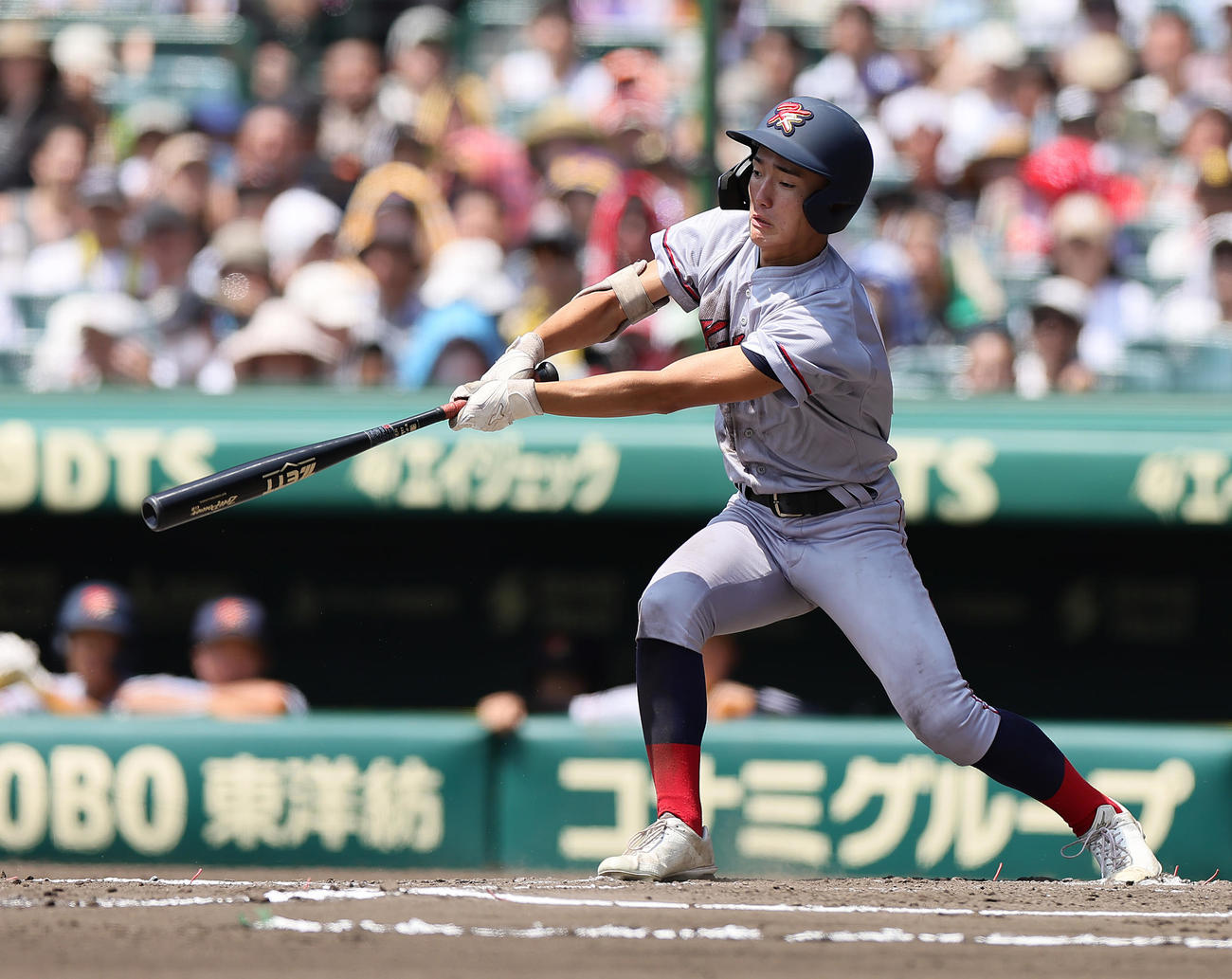 京都国際対青森山田　6回表京都国際1死満塁、長谷川は右前2点適時打を放つ（撮影・足立雅史）