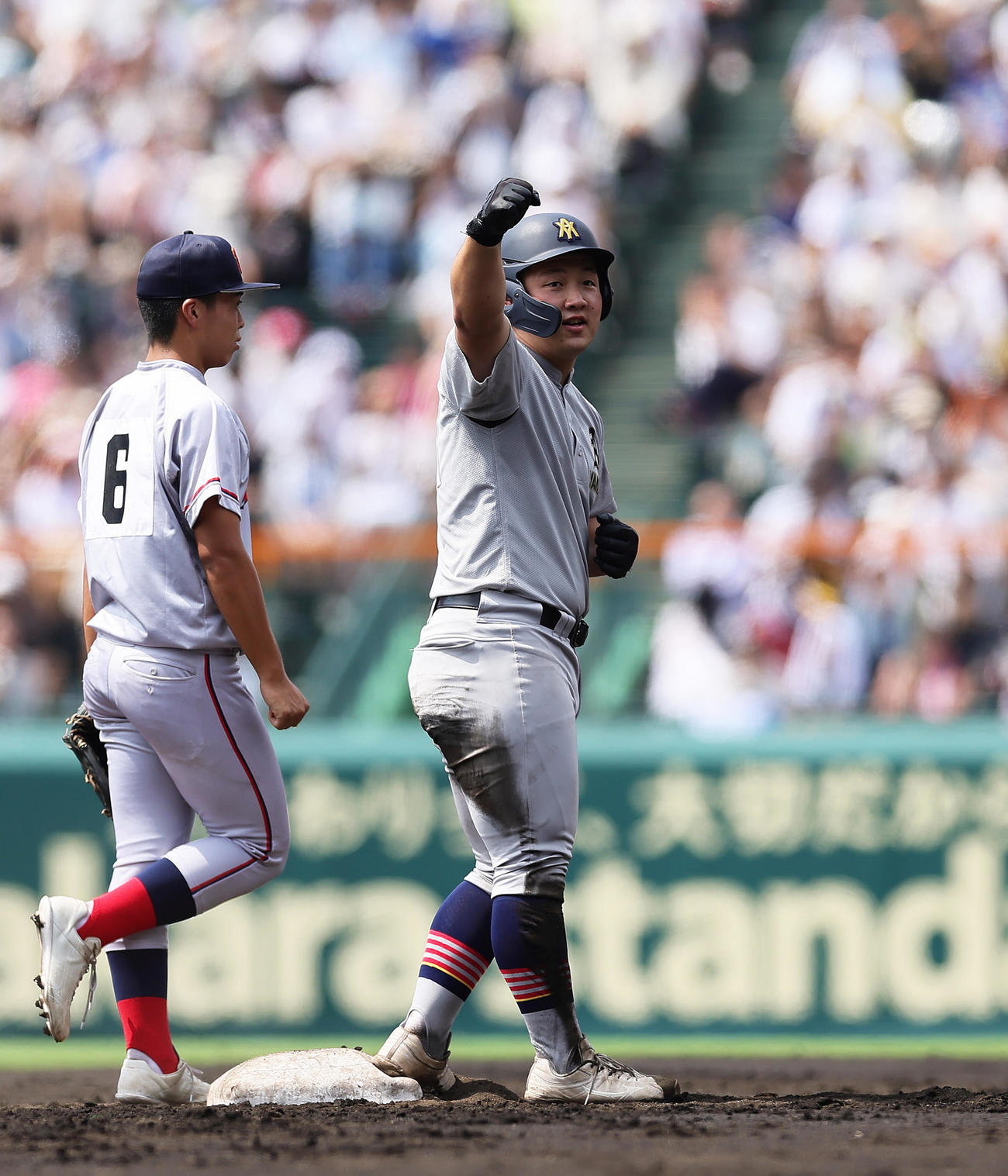 第106回全国高校野球選手権　第13日　準決勝　京都国際対青森山田　1回裏青森山田1死一、二塁、原田は先制適時二塁打を放ちガッツポーズ（撮影・足立雅史）