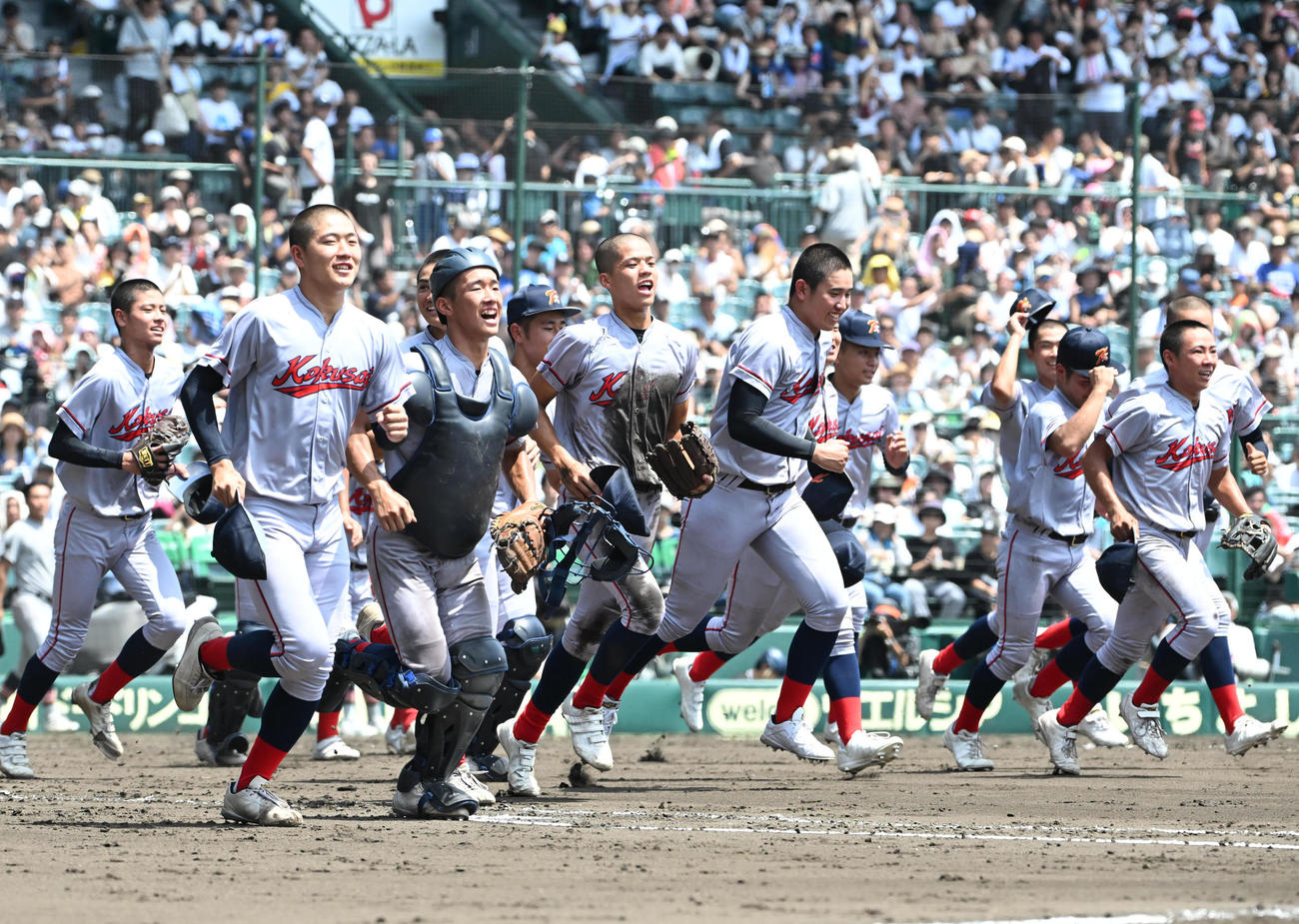 京都国際対青森山田　青森山田に勝利しアルプスに駆けだす京都国際ナイン（撮影・石井愛子）