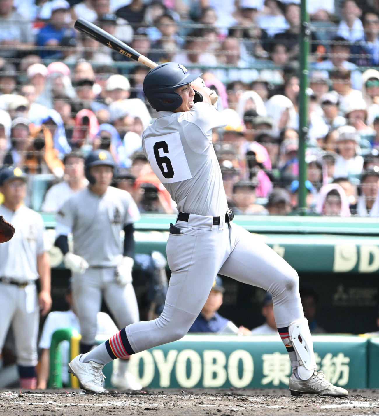 京都国際対青森山田　1回裏青森山田1死二、三塁、吉川勇大は中犠飛を放つ（撮影・石井愛子）