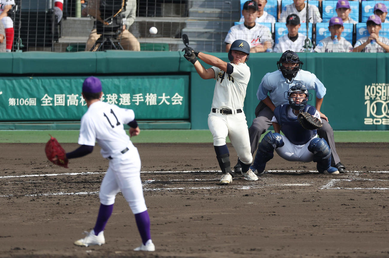 神村学園対関東第一　4回表神村学園1死、中前打を放つ正林。投手大後（撮影・前田充）