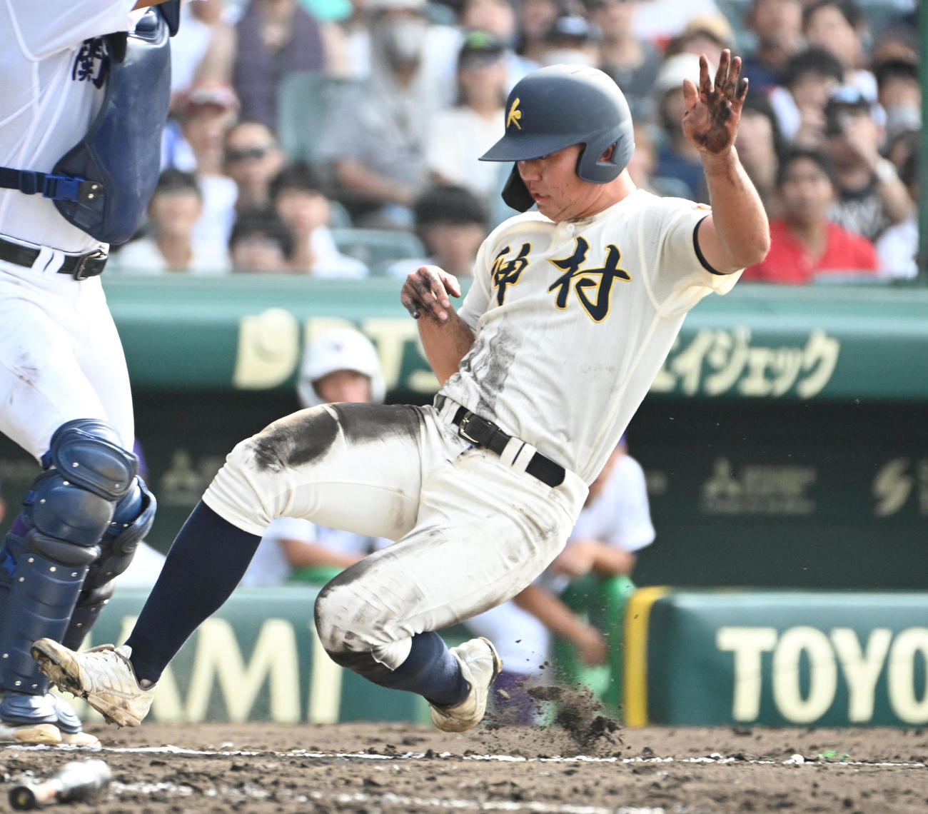 神村学園対関東第一　4回表神村学園2死二塁、上川床勇希の適時打で生還する正林輝大（撮影・石井愛子）