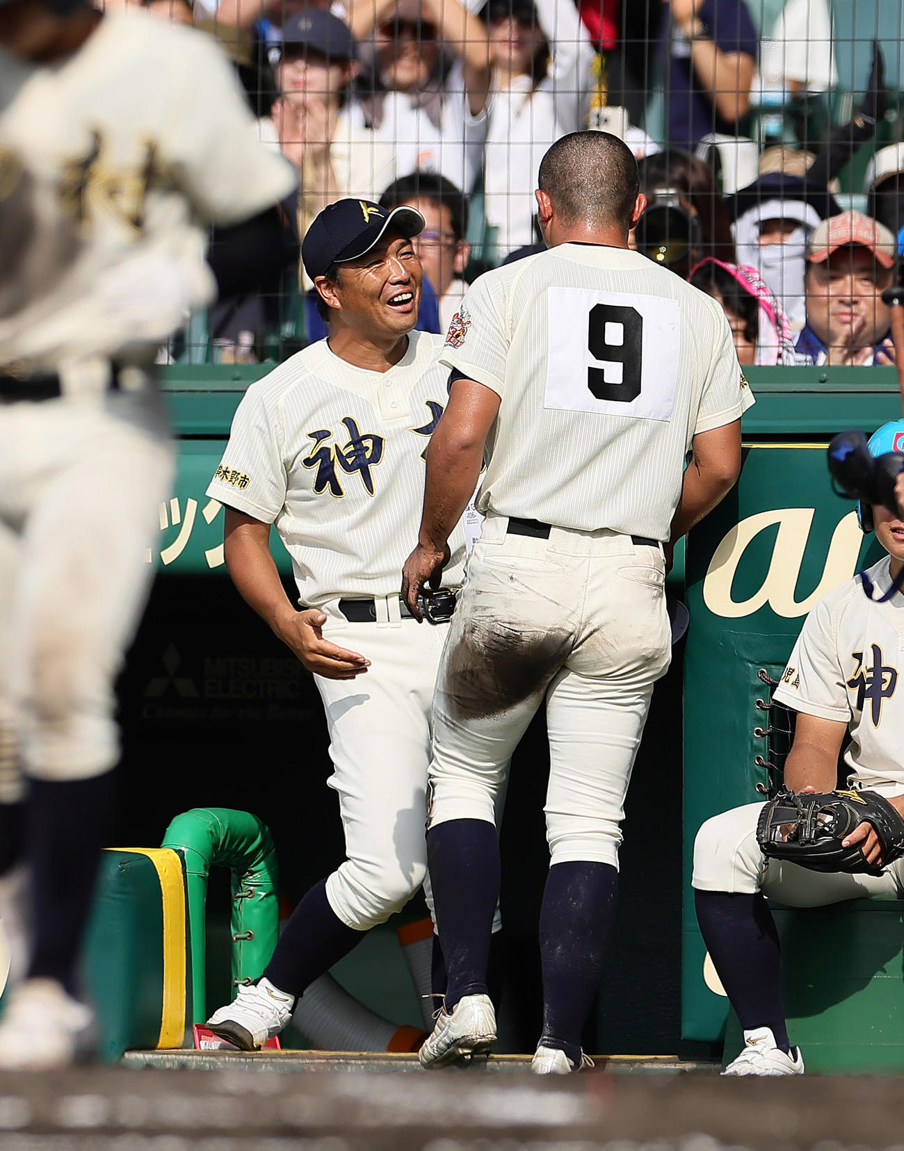 神村学園対関東第一　4回表神村学園2死二塁、上川床の中前適時打で生還した正林（右）を笑顔で迎える小田監督（撮影・足立雅史）