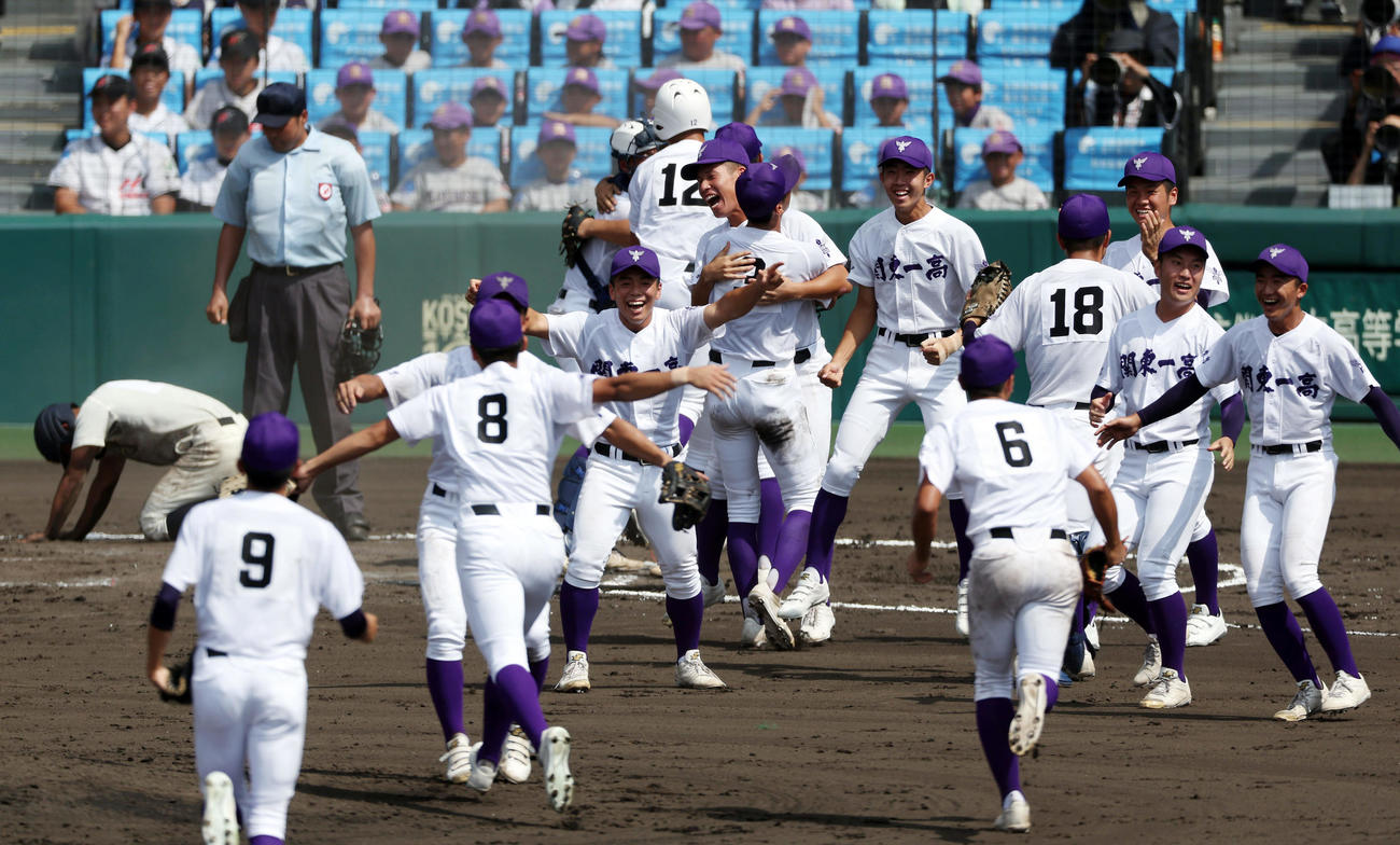 神村学園対関東第一　9回表神村学園2死一、二塁、代打玉城の中前打で二走岩下（左端）が本塁を狙うもタッチアウトで試合終了となり、喜ぶ関東第一の選手たち（撮影・前田充）